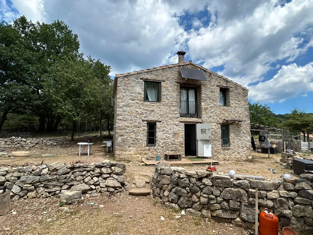 Casa de piedra en un entorno rural