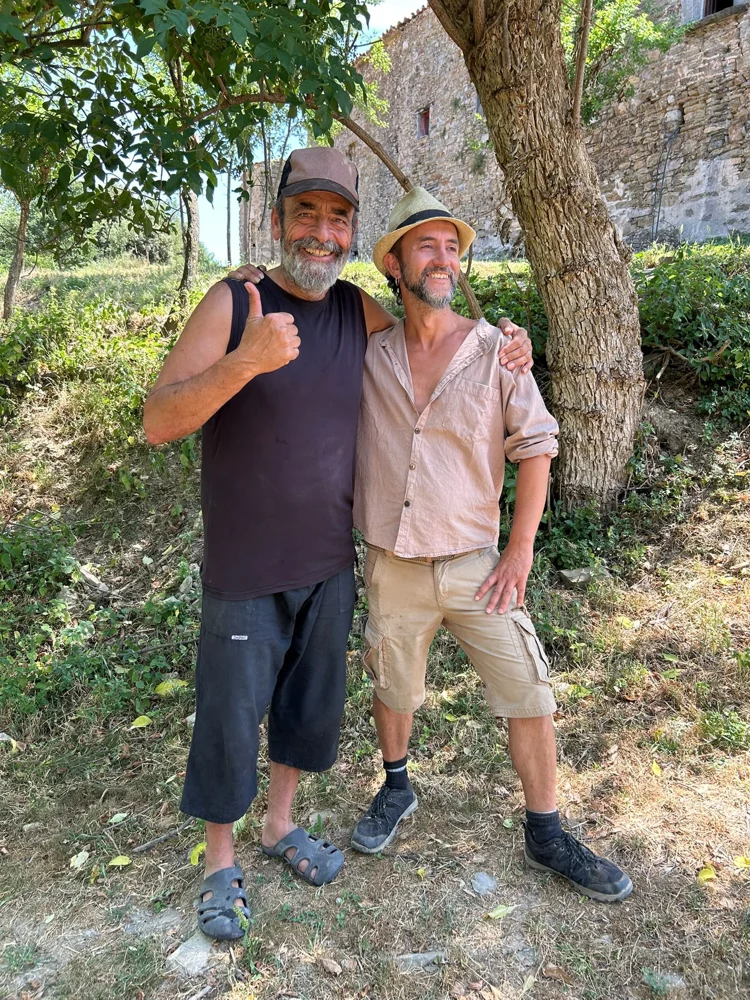 Encuentro entre personas bajo un árbol