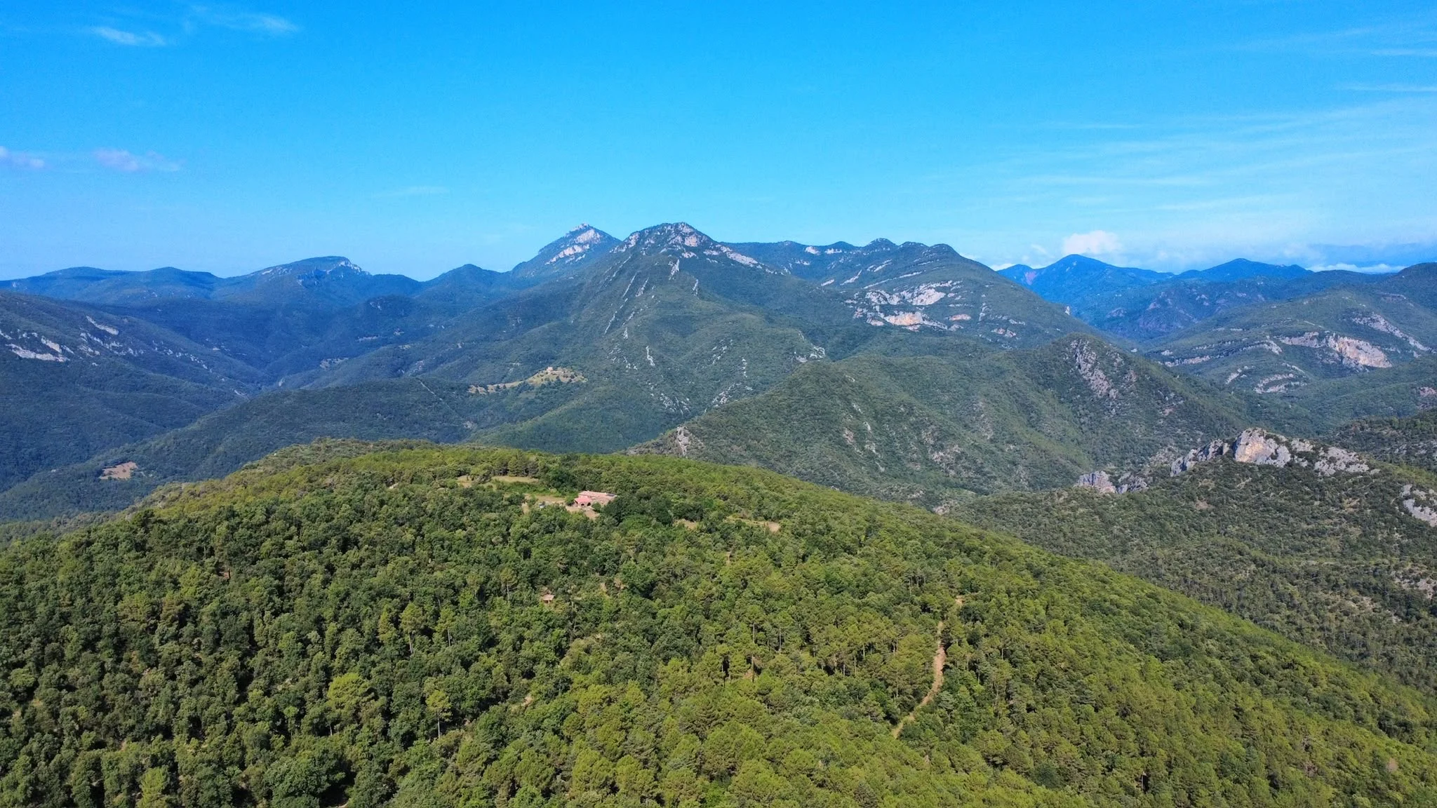 Montañas y bosques del paisaje rural